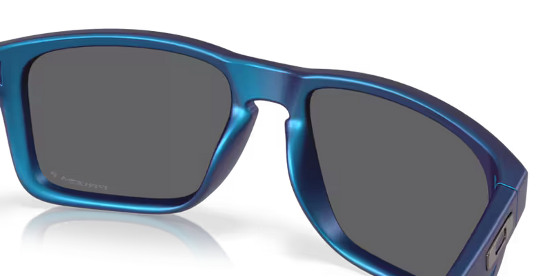 Koop de Oakley Holbrook XL Matte Cyan Blue Colorshift Prizm Black Polarized veilig en snel bij Revert 95 online of kom hem passen in de winkel in Haarlem.