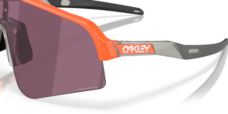 Koop de Oakley Sutro Lite Sweep Matte Neon Orange Prizm Road Black veilig en snel bij Revert 95 online of kom hem passen in de winkel in Haarlem.