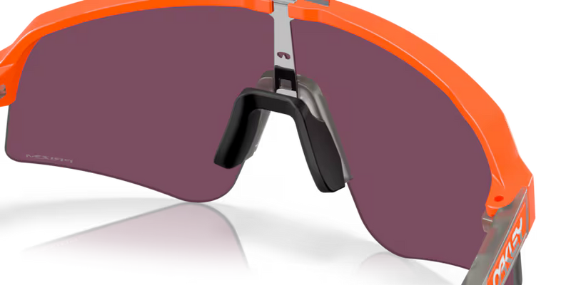 Koop de Oakley Sutro Lite Sweep Matte Neon Orange Prizm Road Black veilig en snel bij Revert 95 online of kom hem passen in de winkel in Haarlem.