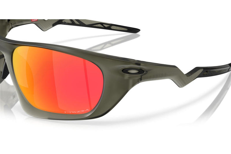 Koop de Oakley Lateralis Matte Olive Ink Prizm Ruby veilig en snel bij Revert 95 online of kom hem passen in de winkel in Haarlem.