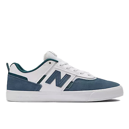 De New Balance Jamie Foy NM306 Vintage indigo met white is Jamie Foy's eerste pro schoen voor New Balance. De schoen heeft een suede en mesh upper voor een sterke maar ademende schoen. Onder het suede zitten rubberen reinforcements om de schoen extra lang mee te laten gaan. Voor extra boardfeel heeft de schoen een vulcanized zool.   Suede en mesh upper Rubberen reinforcements Vulcanized zool