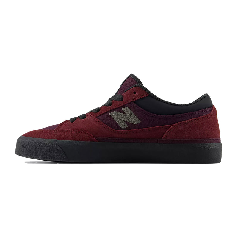 Bestel de New Balance Numeric NM417LPR snel, veilig en gemakkelijk bij Revert 95. Check de gehele New Balance Numeric collectie op onze site, of kom gezellig langs bij onze winkel in Haarlem.